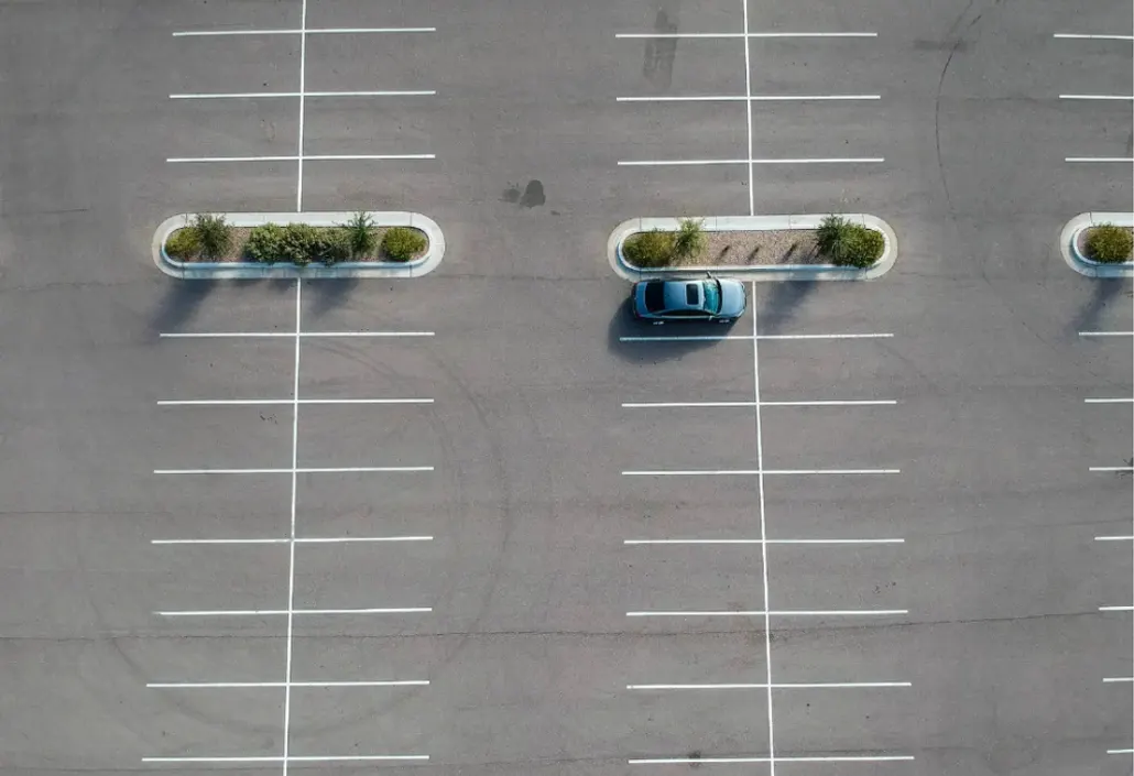 Une voiture garée au milieu d'un parking