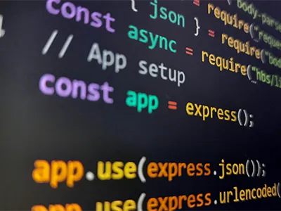 Code informatique coloré affiché sur un écran, mettant en évidence des termes comme "const", "app", et "express" sur fond noir.